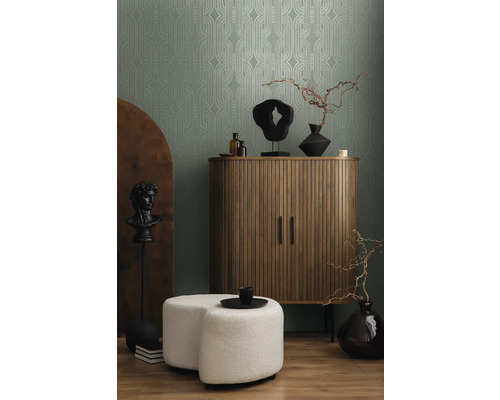Decoratieve woonkamer met houten kast, ottomanen en behang met patroon voor een stijlvolle ambiance