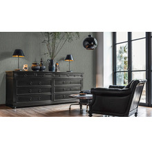 Woonkamer met dressoir, fauteuils en decoratie voor een stijlvolle inrichting.