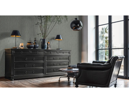 Woonkamer met dressoir, fauteuils en decoratie voor een stijlvolle inrichting.