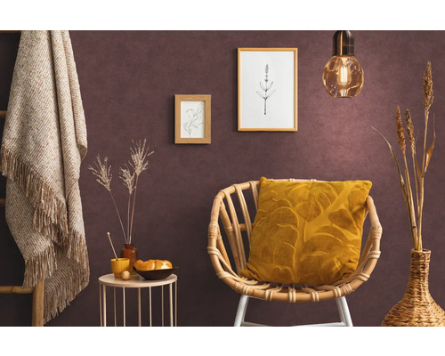 Woonkamer met rotan stoel, kussen, bijzettafel, decoratie en wanddecoratie