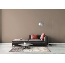Woonkamer met bank, salontafel, vloerkleed en staande lamp