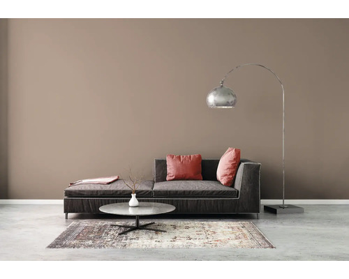 Woonkamer met bank, salontafel, vloerkleed en staande lamp