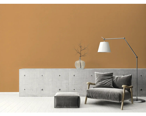 Moderne woonkamer met fauteuil, vloerlamp en betonconsole