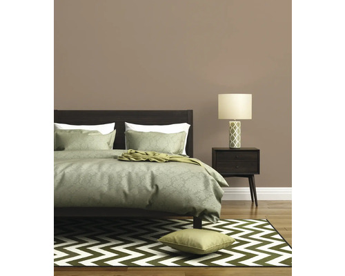 Slaapkamer met bed, nachtkastje en zigzag-tapijt