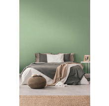 Slaapkamer met bed, nachtkastje en vloerkleed