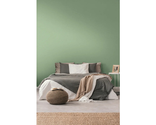 Slaapkamer met bed, nachtkastje en vloerkleed