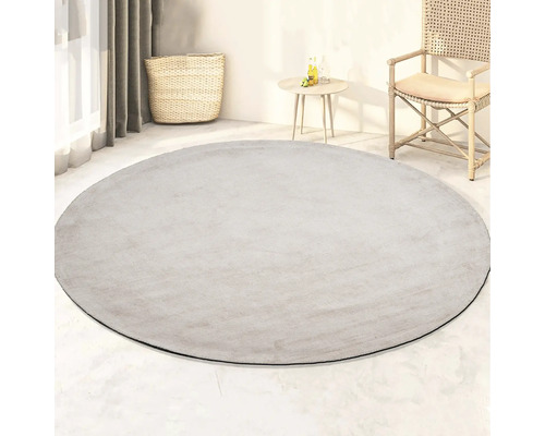 Rond vloerkleed in kamer met mand en stoel