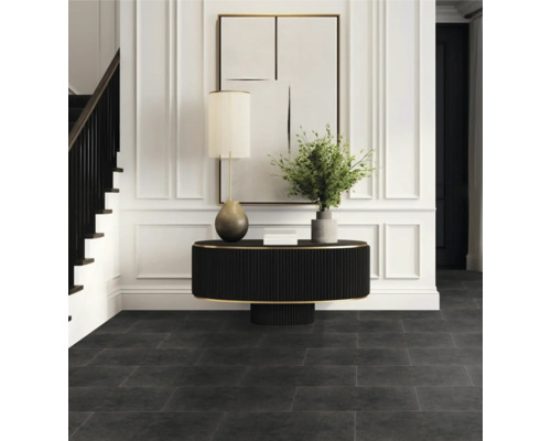 Entree met donkere vloer, tafel, lamp en trap