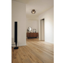 Hal met plafondlamp, dressoir, spiegel en staande lamp