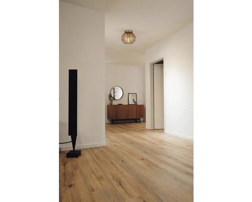 Hal met plafondlamp, commode en staande lamp