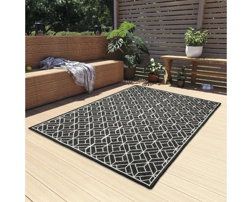 Terrasscène met buitentapijt in geometrisch design