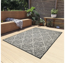 Terras met buitentapijt met geometrisch patroon, zitbank en planten