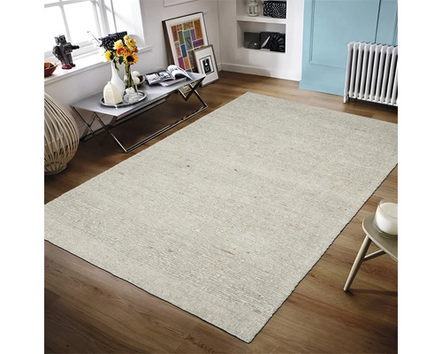 Lichtgekleurd tapijt in een lichte woonkamer op een houten vloer