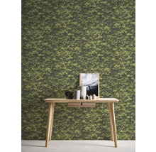 Scene met mosbehang en een houten tafel met decoratie