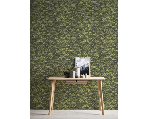 Scene met mosbehang en een houten tafel met decoratie