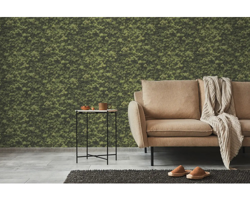 Woonkamer met mosbehang, bank en bijzettafel