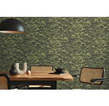 Eetkamer met mosbehang en houten tafel