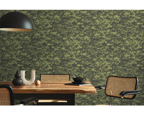 Eetkamer met mosbehang en houten tafel