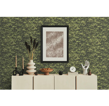 Decoratief interieur met moswand, dressoir en accessoires