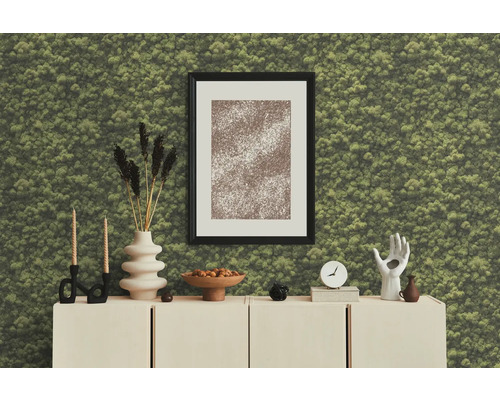 Decoratief interieur met moswand, dressoir en accessoires