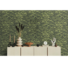 Decoratieve moswand met dressoir en diverse decoratieve objecten