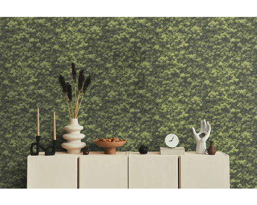 Decoratieve moswand met dressoir en diverse decoratieve objecten