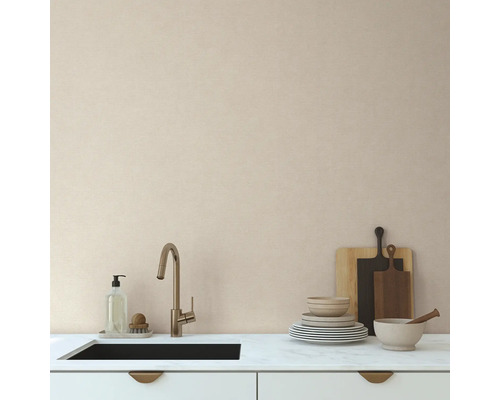 Keukenspoelbak met kraan, afwasmiddel, servies en snijplanken op een aanrechtblad