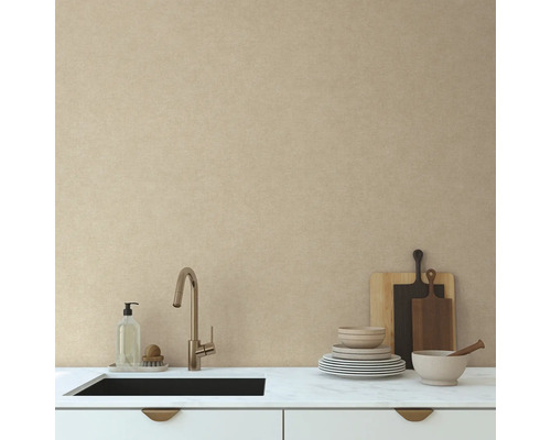 Keukenscène met gootsteen, kraan, servies en snijplanken op een marmeren aanrechtblad