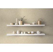 Twee witte planken met decoratieve objecten aan een muur