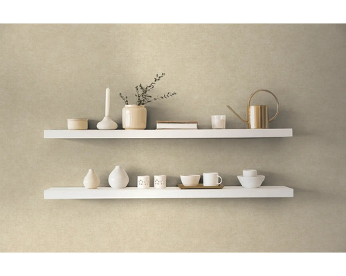 Twee witte planken met decoratieve objecten aan een muur