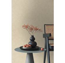 Decoratief stilleven met vaas, droogbloemen, lychees en stoel op een klein tafeltje