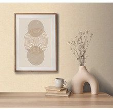 Decoratieve scène met ingelijst geometrisch kunstwerk, vaas en boeken.