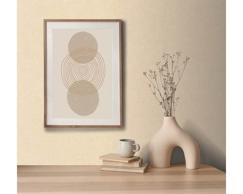 Decoratieve scène met ingelijst geometrisch kunstwerk, vaas en boeken.