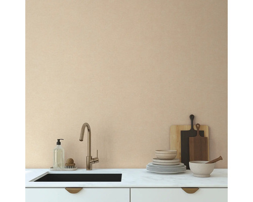 Keukenscène met gootsteen, kraan, servies en snijplanken op een aanrecht.