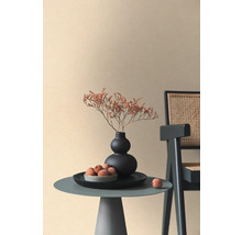 Decoratieve scène met bijzettafel, vaas, droogbloemen en stoel voor een muur