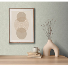 Decoratief stilleven met ingelijste afbeelding, vaas, kop en boeken