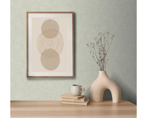 Decoratief stilleven met ingelijste afbeelding, vaas, kop en boeken