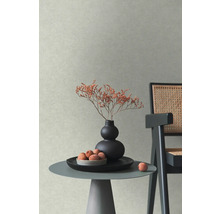 Decoratieve opstelling met vaas, droogbloemen en lychees op een tafel