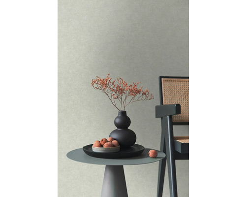 Decoratieve opstelling met vaas, droogbloemen en lychees op een tafel