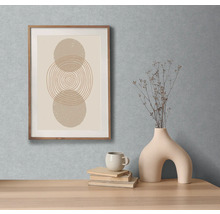 Decoratieve scène met een abstract ingelijst schilderij, vaas, kop en boeken op een tafel