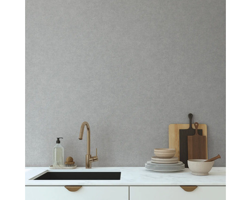 Keukenscène met spoelbak, kraan, servies en snijplanken op een aanrecht.