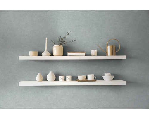 Twee witte wandplanken met decoratieve items aan een muur