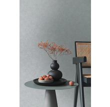 Decoratieve scène met tafel, vaas, droogbloemen, fruitschaal en stoel tegen een muur