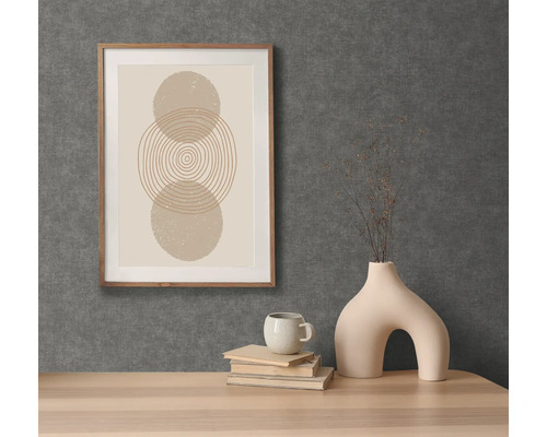 Decoratieve scène met een ingelijste grafische print, een kop, boeken en een ongewone vaas