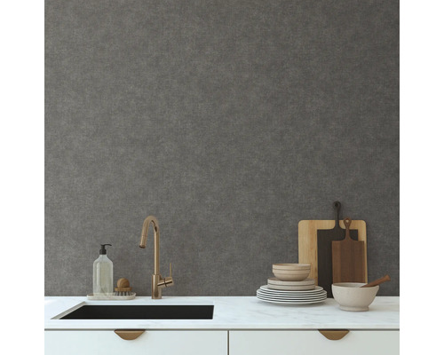 Keukenscène met spoelbak, kraan, servies, snijplanken en grijs structuurbehang