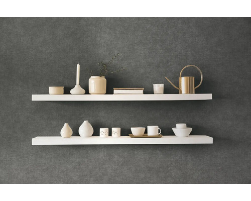 Twee witte wandplanken met decoratieve artikelen aan een donkere muur