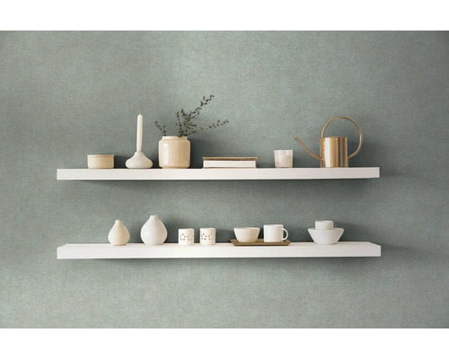 Decoratieve wanddecoratie met twee witte wandplanken en diverse decoratieve objecten