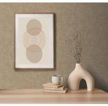 Decoratieve scène met ingelijste foto, vaas, kop en boeken op een tafel