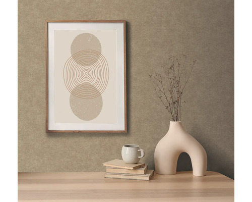 Decoratieve scène met ingelijste foto, vaas, kop en boeken op een tafel