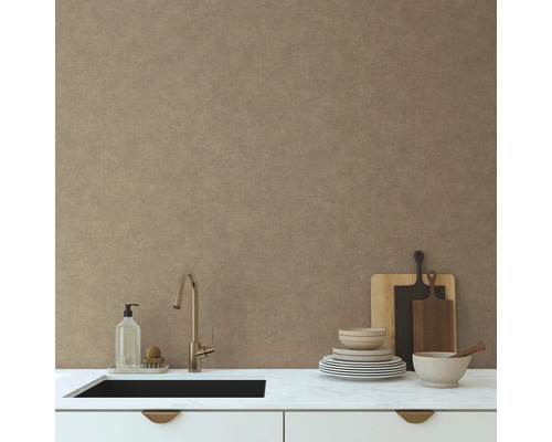 Keukenscène met gootsteen, kraan, servies, snijplanken en zeepdispenser op een wit aanrecht voor een wandbekleding